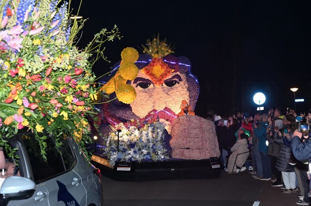 ../Images/Verlicht bloemencorso 2025 046.jpg